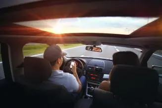 Interior de un auto en viaje por una ruta